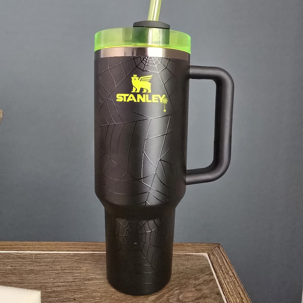 Stanley The Halloween Quencher H2.0 FlowState™ Tumbler | 40 OZ Web Glow